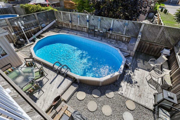 Photo 4 at 1081 Keswick Court, Pinecrest, Oshawa