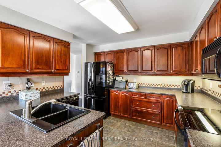 Photo 20 at 1081 Keswick Court, Pinecrest, Oshawa