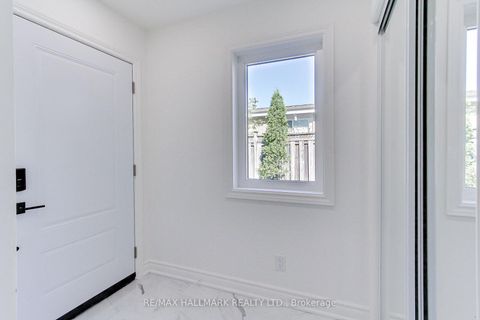Photo 4 at 25 Knowles Crescent, Aurora Highlands, Aurora
