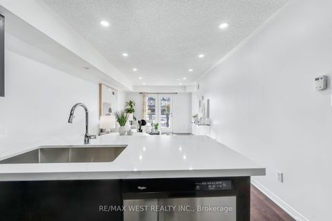Photo 13 at 12 - 15 Hays Boulevard, RO River Oaks, Oakville