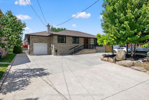 Photo 2 at 34 Knox Avenue, Humber Summit, Toronto