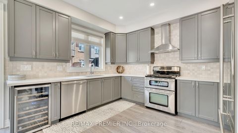 Photo 15 at 10 Henry Peters Lane, East Woodbridge, Vaughan