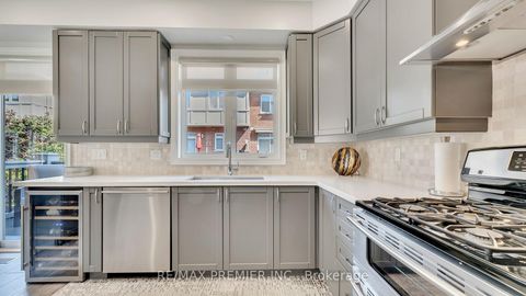 Photo 16 at 10 Henry Peters Lane, East Woodbridge, Vaughan