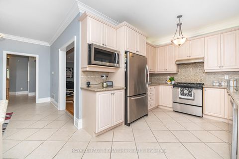 Photo 12 at 15 Water Garden Lane, Sonoma Heights, Vaughan