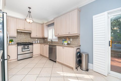 Photo 13 at 15 Water Garden Lane, Sonoma Heights, Vaughan