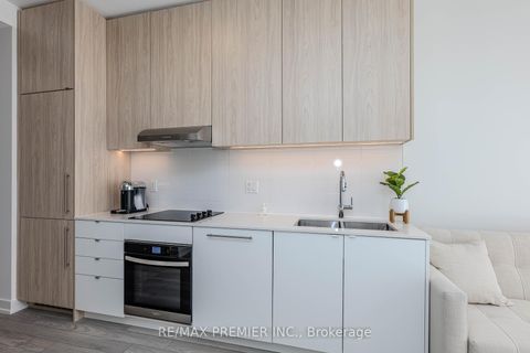 Photo 9 at D109 - 2 Red Squirrel Lane, Rural Richmond Hill, Richmond Hill