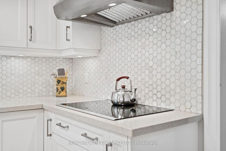 Photo 8 at 841 Fletcher Valley Crescent, Clarkson, Mississauga