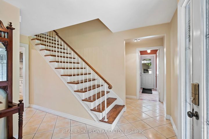 Photo 10 at 841 Fletcher Valley Crescent, Clarkson, Mississauga