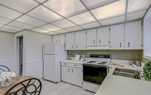 Photo 7 at 7 Greening Crescent, Rosethorn, Toronto