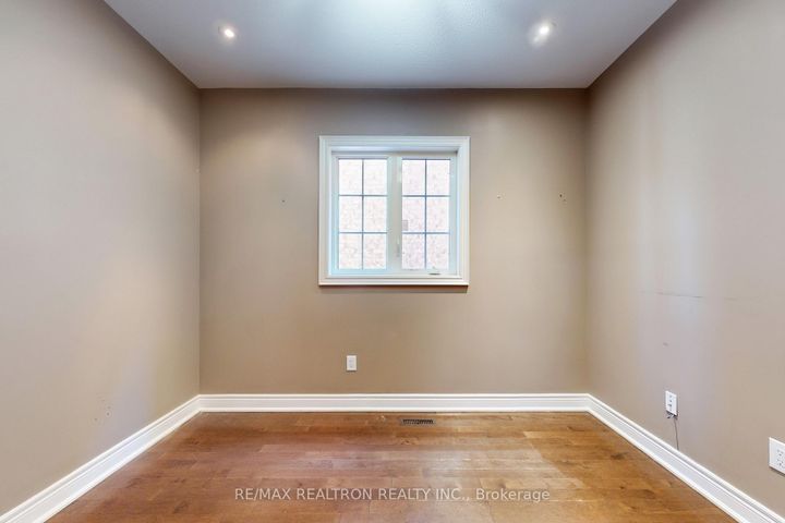 Photo 13 at 363 Maria Antonia Road, Vellore Village, Vaughan