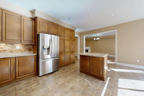 Photo 12 at 363 Maria Antonia Road, Vellore Village, Vaughan