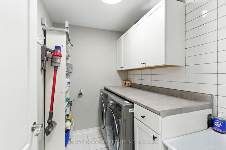 Photo 9 at 3856 Skyview Street, Churchill Meadows, Mississauga