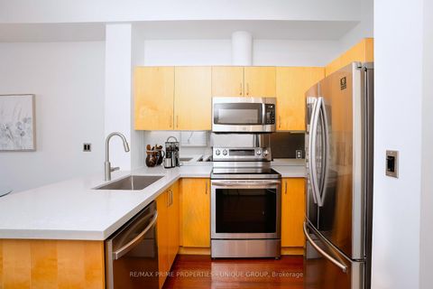 Photo 12 at 923 - 388 Richmond Street W, Waterfront Communities C1, Toronto