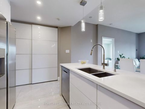 Photo 13 at 619 - 8 Maison Parc Court, Lakeview Estates, Vaughan