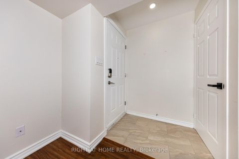Photo 2 at 32 - 988 SHEPPARD Avenue W, Bathurst Manor, Toronto