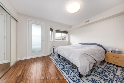 Photo 10 at 32 - 988 SHEPPARD Avenue W, Bathurst Manor, Toronto