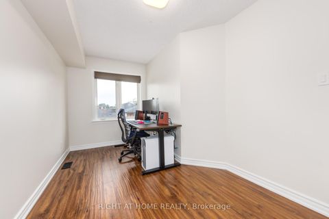 Photo 12 at 32 - 988 SHEPPARD Avenue W, Bathurst Manor, Toronto