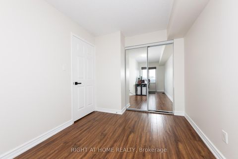 Photo 13 at 32 - 988 SHEPPARD Avenue W, Bathurst Manor, Toronto