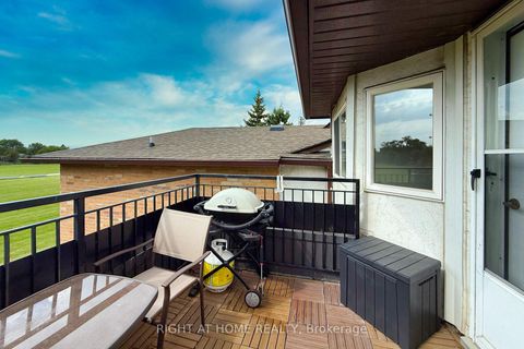 Photo 17 at 32 - 988 SHEPPARD Avenue W, Bathurst Manor, Toronto