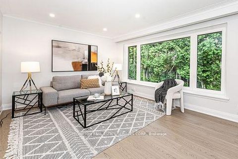 Photo 1 at 318 Paliser Crescent S, Harding, Richmond Hill