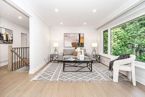 Photo 2 at 318 Paliser Crescent S, Harding, Richmond Hill
