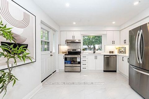 Photo 6 at 318 Paliser Crescent S, Harding, Richmond Hill