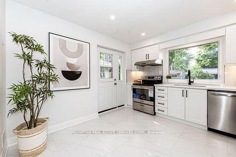 Photo 7 at 318 Paliser Crescent S, Harding, Richmond Hill