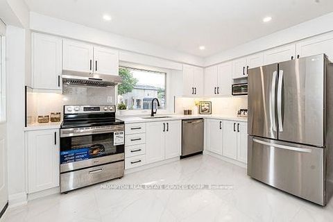 Photo 8 at 318 Paliser Crescent S, Harding, Richmond Hill