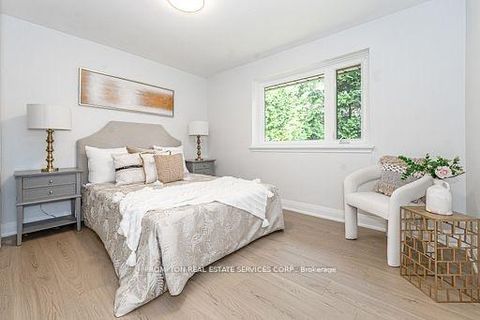 Photo 11 at 318 Paliser Crescent S, Harding, Richmond Hill