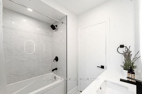 Photo 15 at 318 Paliser Crescent S, Harding, Richmond Hill