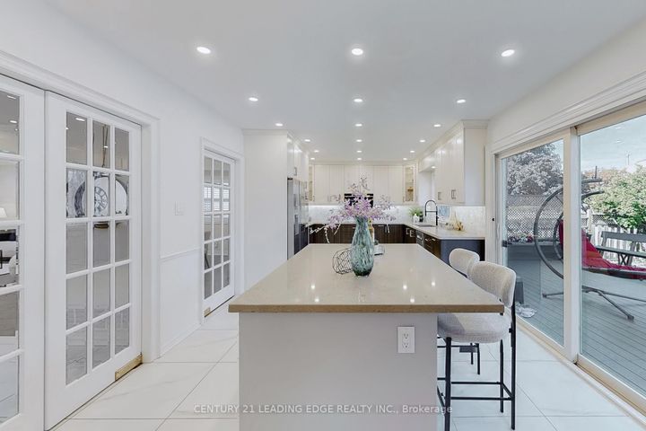 Photo 10 at 10 MACRILL Road, Cachet, Markham