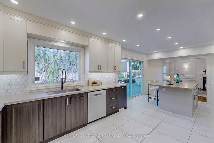 Photo 14 at 10 MACRILL Road, Cachet, Markham