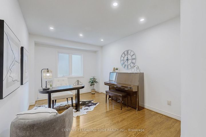 Photo 16 at 10 MACRILL Road, Cachet, Markham