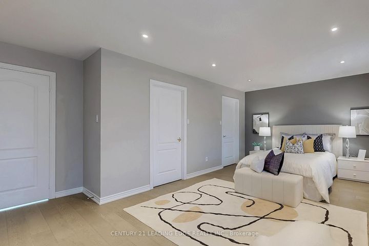Photo 25 at 10 MACRILL Road, Cachet, Markham