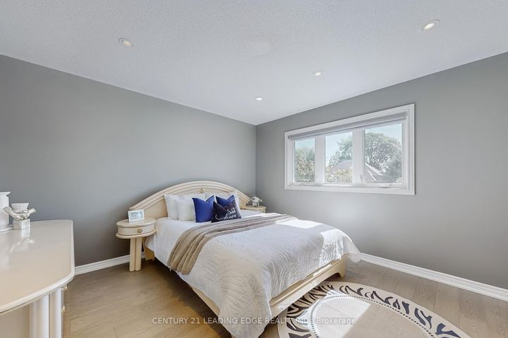 Photo 29 at 10 MACRILL Road, Cachet, Markham