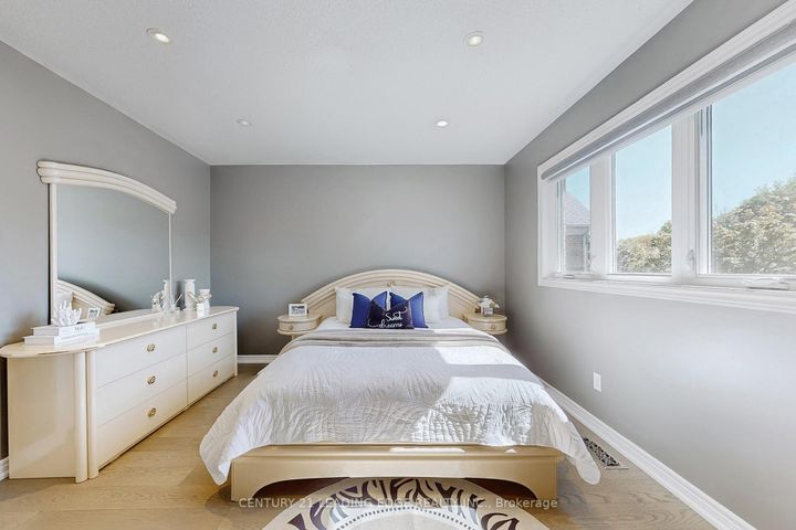Photo 30 at 10 MACRILL Road, Cachet, Markham