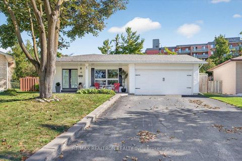 Photo 1 at 48 Roslyn Road, Wellington, Barrie Photo 1 at 48 Roslyn Road, Wellington, Barrie