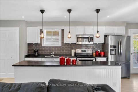 Photo 7 at 48 Roslyn Road, Wellington, Barrie