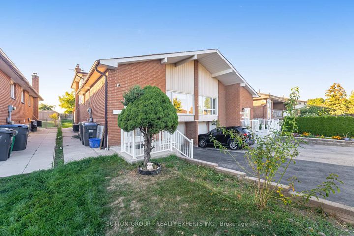 Photo 2 at 3783 Keenan Crescent, Malton, Mississauga
