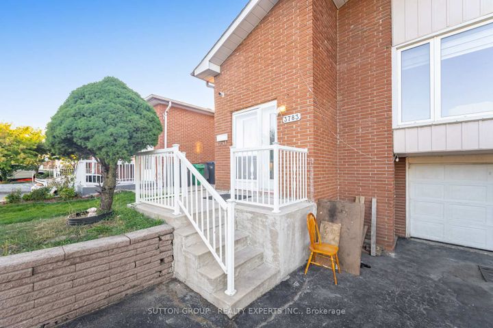 Photo 3 at 3783 Keenan Crescent, Malton, Mississauga
