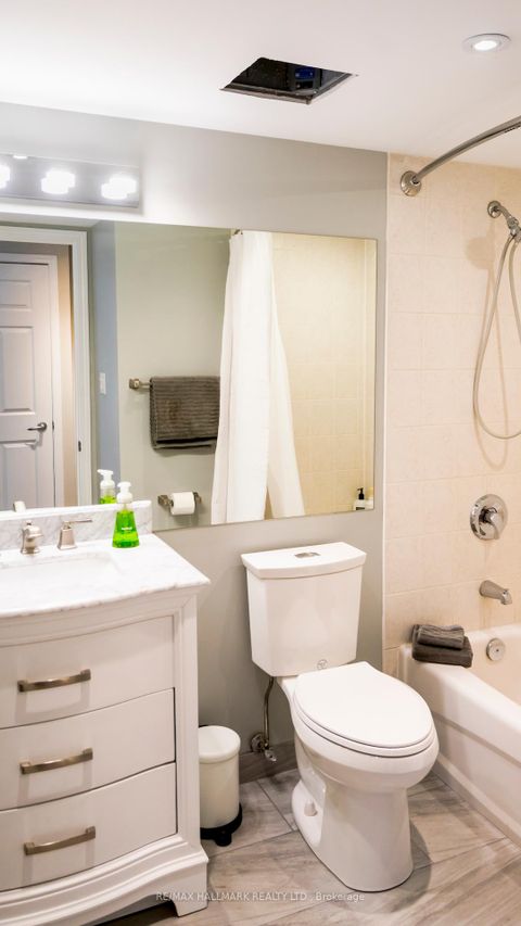 Photo 16 at 2525 - 230 Queens Quay W, Waterfront Communities C1, Toronto
