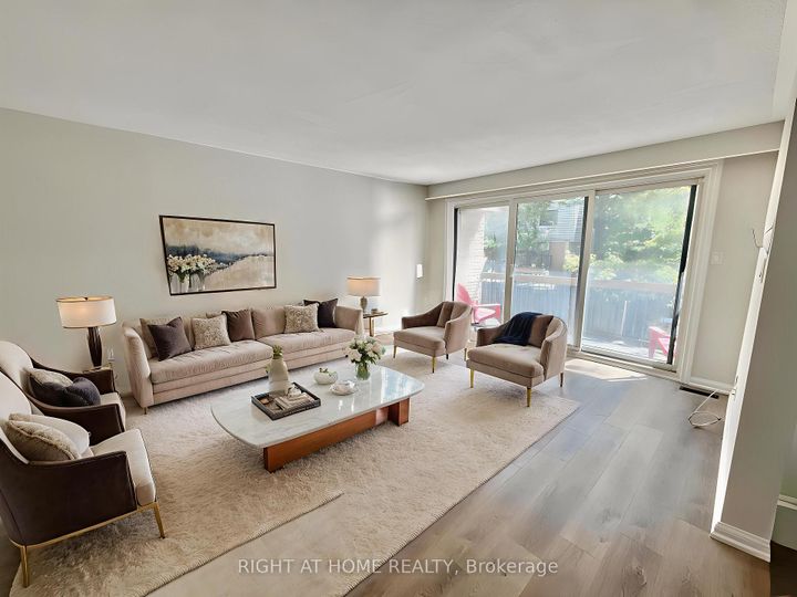 Photo 1 at 13 - 2 Wooded Carse Way, Branson, Toronto