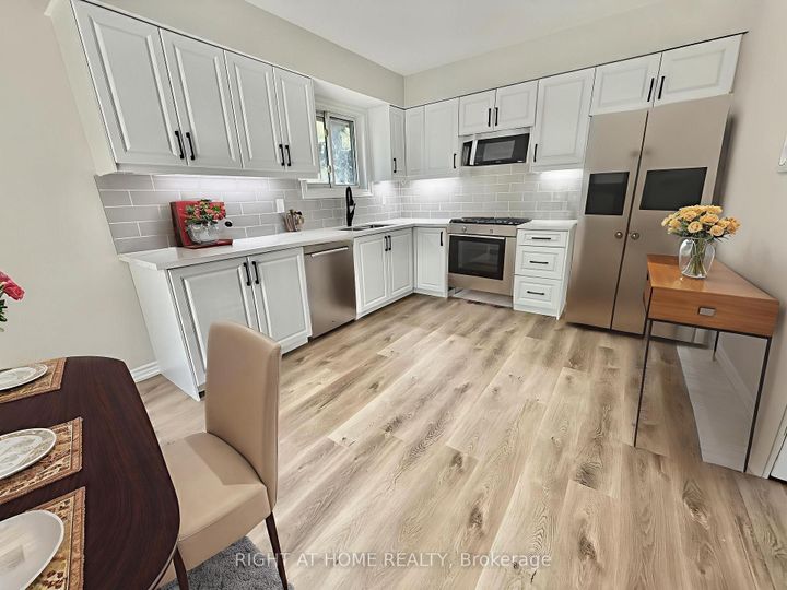 Photo 3 at 13 - 2 Wooded Carse Way, Branson, Toronto