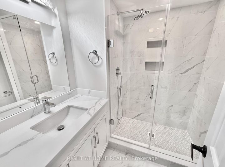 Photo 7 at 13 - 2 Wooded Carse Way, Branson, Toronto