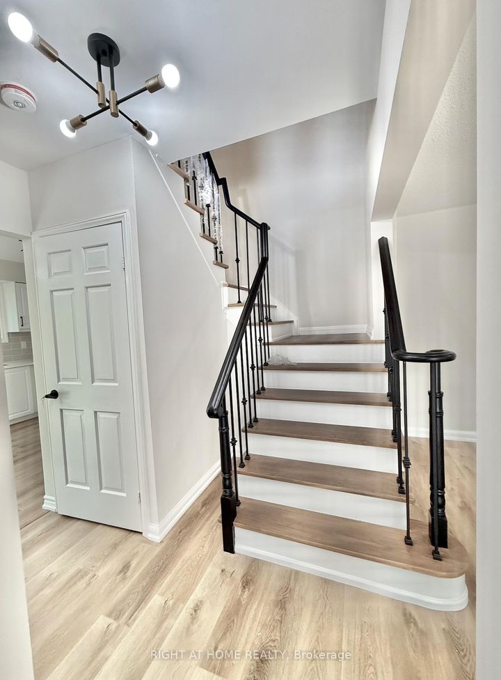 Photo 11 at 13 - 2 Wooded Carse Way, Branson, Toronto