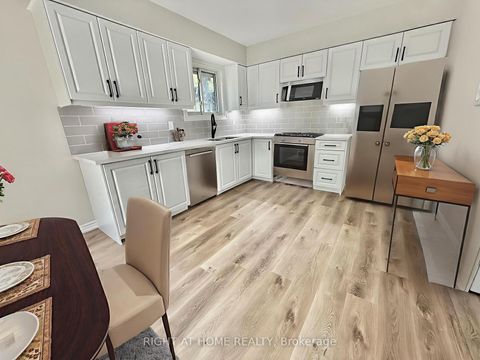 Photo 3 at 13 - 2 Wooded Carse Way, Branson, Toronto
