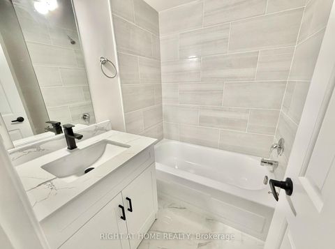 Photo 10 at 13 - 2 Wooded Carse Way, Branson, Toronto