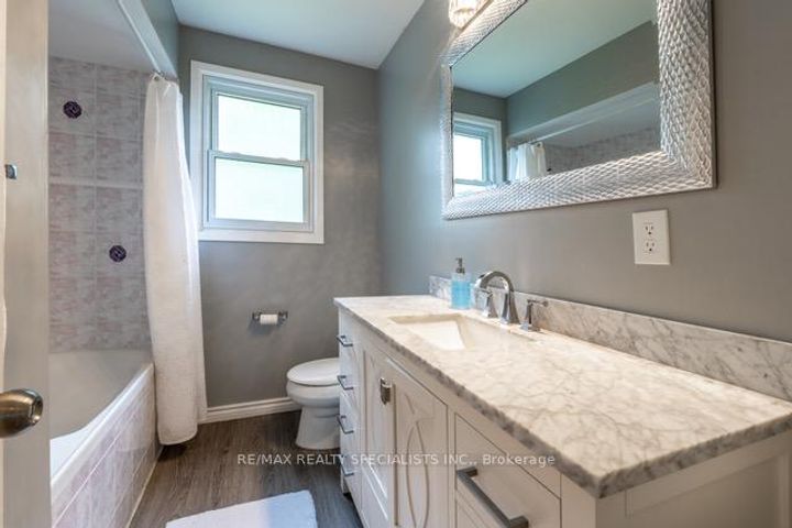Photo 5 at 45 - 45 Neuchatel Place, Meadowvale, Mississauga