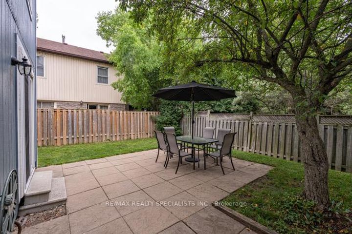 Photo 7 at 45 - 45 Neuchatel Place, Meadowvale, Mississauga