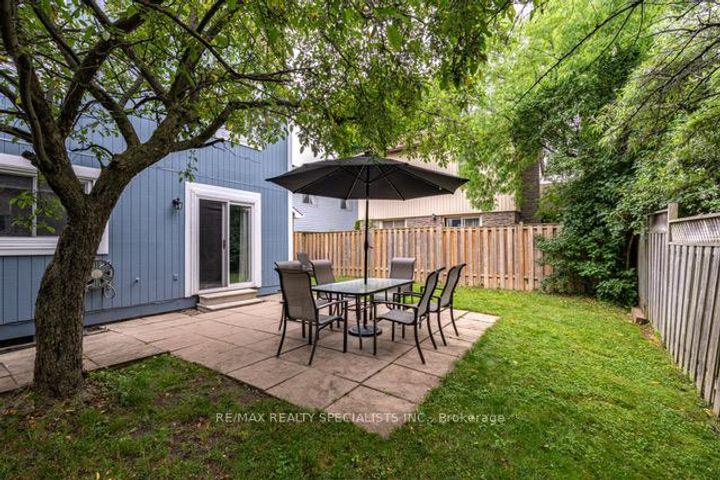 Photo 8 at 45 - 45 Neuchatel Place, Meadowvale, Mississauga